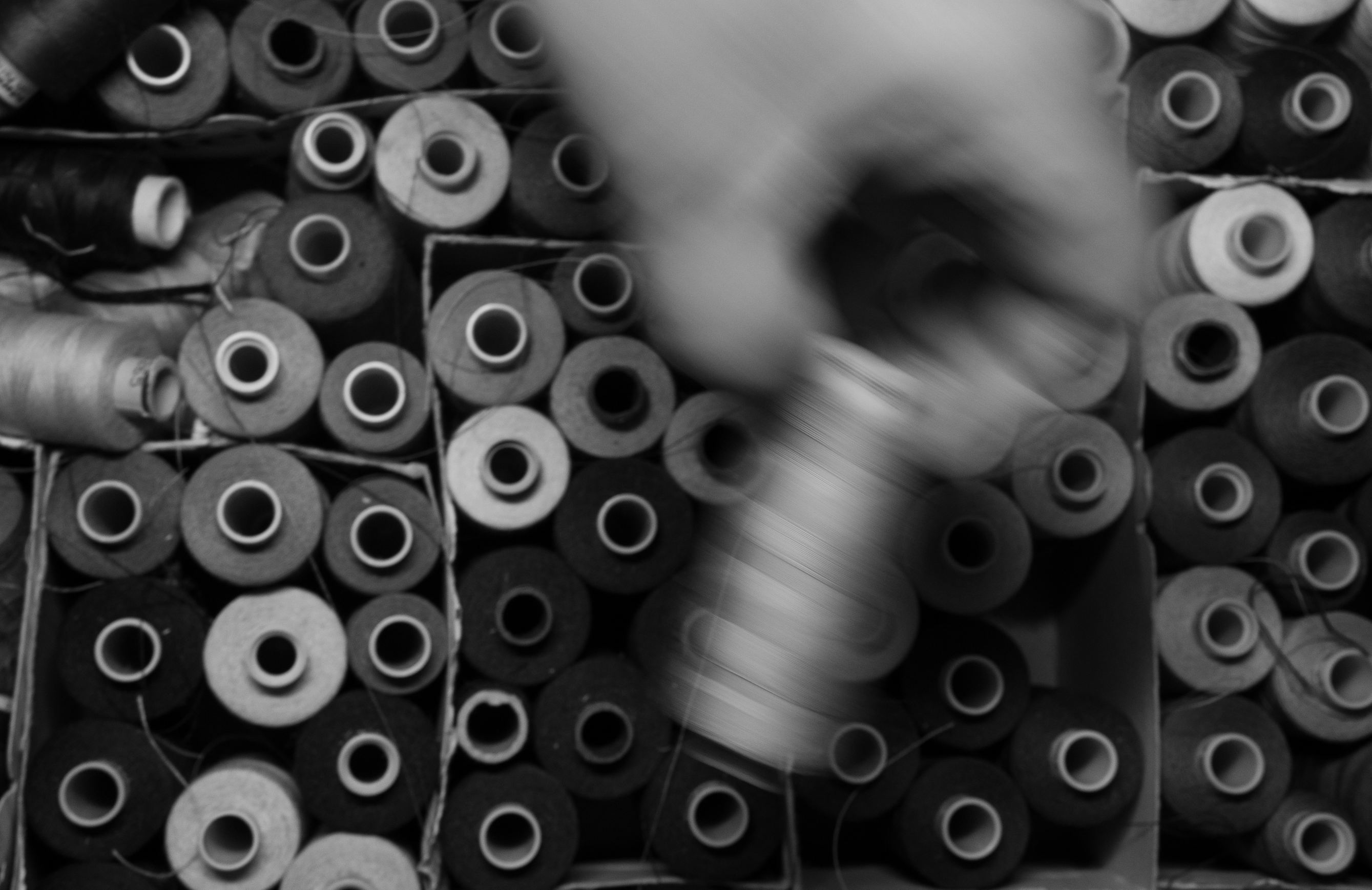 Fabricar Identidad: La Historia Detrás de los Talleres que Sostienen la Moda Independiente