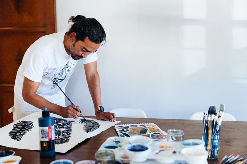 Del Lienzo al Armario: Artistas Visuales que Están Dejando Huella en la Moda